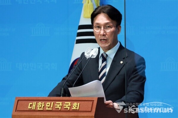 김민석 의원이 기자회견을 하고 있다.[사진 / 오훈 기자]