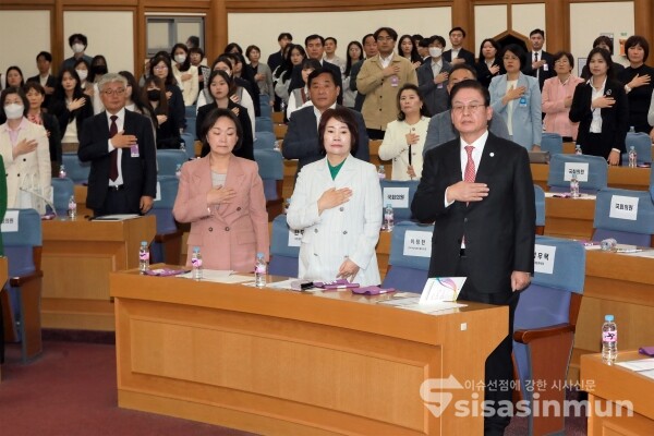 한무경 의원을 비롯해 이정한 한국여성경제인협회장, 정우택 국회부의장 등 참석자들이 국민의례를 하고 있다. [사진 /오훈 기자]