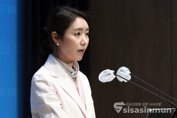 9일 강선우 의원이 브리핑을 하고 있다. [사진 /오훈 기자]