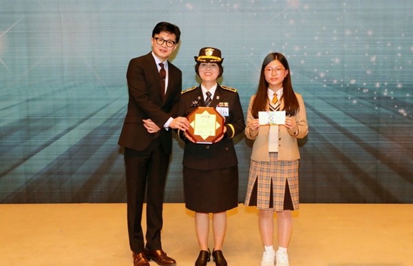 한동훈 법무부 장관이 11일 오전 서울 중구 한국프레스센터에서 열린 제41회 교정대상 시상식에 참석해 대상 수상자 김영희 청주여자교도소 교감과 기념촬영을 하고 있다. ⓒ뉴시스