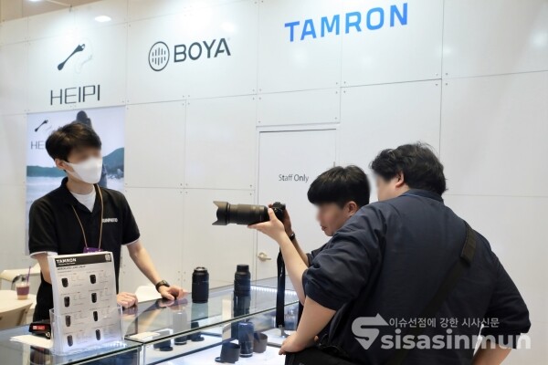 16일 참관객들이 부스를 방문해 제품을 살펴보고 있다. [사진 / 오훈 기자]