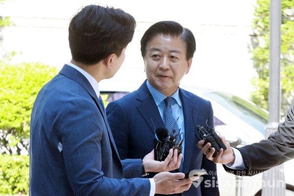 19일 노웅래 의원이 취재진의 질의를 듣고 있다. [사진 /오훈 기자]