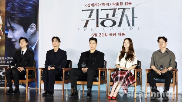 영화 '귀공자' 제작보고회에 참석한 배우 김선호, 강태주, 김강우, 고아라, 박훈정 감독 [사진 / 오훈 기자]