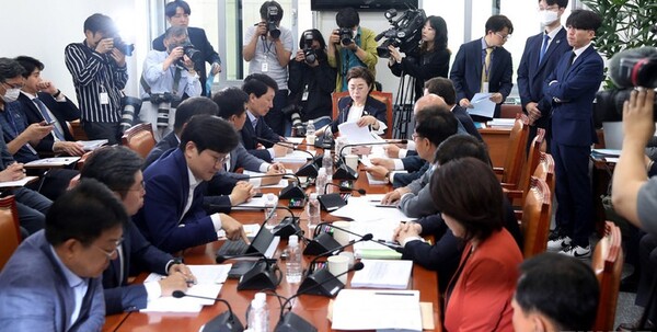 김정재 국토법안심사소위원장이 22일 오전 서울 여의도 국회에서 열린 국토교통위원회 국토법안심사소위원회에서 의사봉을 두드리고 있다. 사진 / 뉴시스