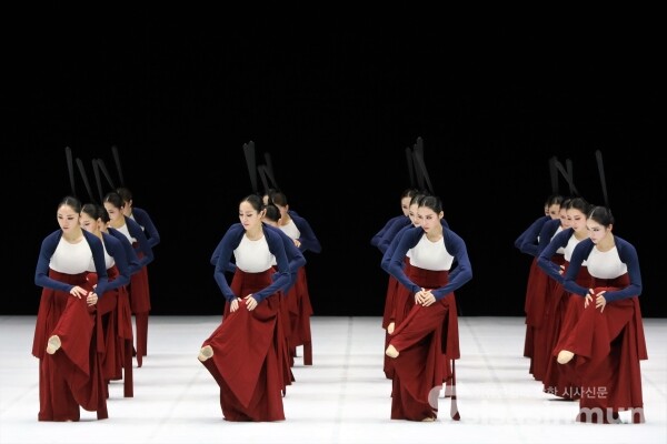 25일 서울시무용단 단원들이 '일무'를 선보이고 있다. [사진 / 오훈 기자]