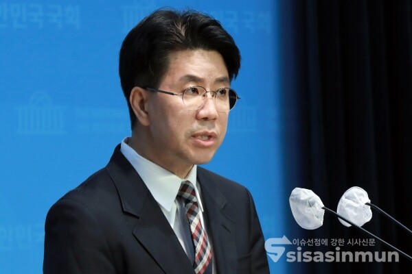 26일 정재준 국민의힘 부대변인이 논평을 하고 있다. [사진 /오훈 기자]