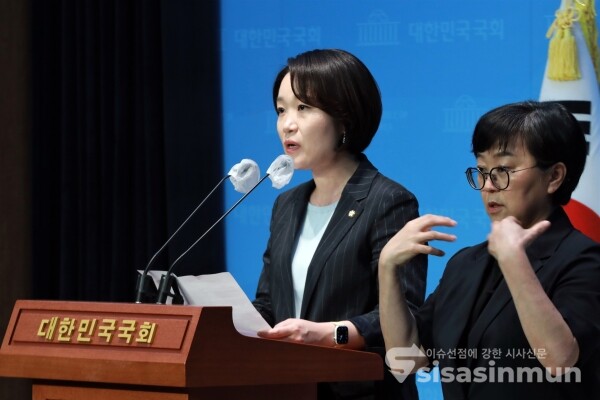 1일 이소영 의원이 브리핑을 하고 있다. [사진 /오훈 기자]