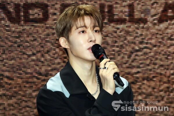 1일 가수 비아이가 신곡무대를 선보이고 있다. [사진 / 오훈 기자]