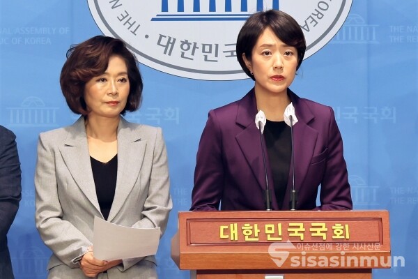 2일 고민정 의원이 기자회견을 하고 있다.(1)