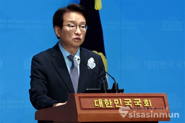 5일 권칠승 수석대변인이 브리핑을 하고 있다. [사진 / 오훈 기자]