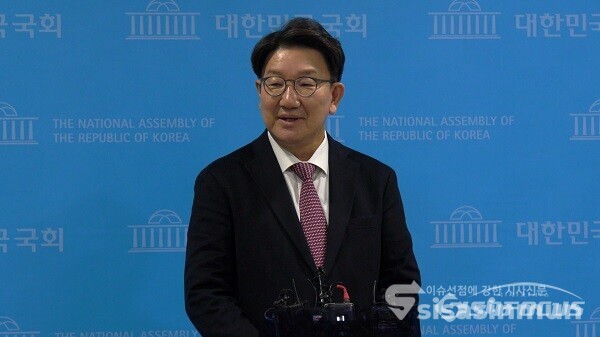 국민의힘 권성동 의원이 5일 오전 서울 여의도 국회 소통관에서 기자회견을 열고 당대표 불출마 선언한 후 취재진의 질문을 듣고 있다. 사진 / 박상민 기자