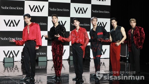 12일 보이그룹 VAV 세인트반이 포토타임을 갖고 있다. [사진 / 오훈 기자]