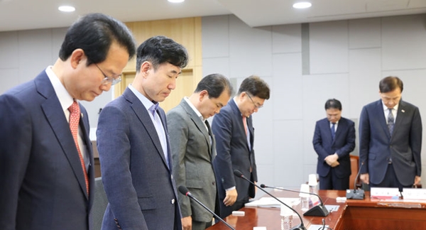 하태경 국민의힘 시민단체 선진화 특별위원회 위원장이 13일 오전 서울 여의도 국회 의원회관에서 열린 제5차 회의에서 이성우 천안함유족회장 등 참석자들과 천안함 희생자들을 위한 묵념을 하고 있다. ⓒ뉴시스