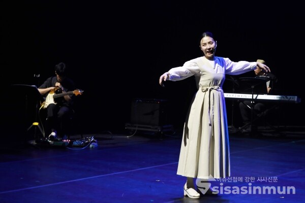 14일 박인혜·정연락·최인환의 '종이 꽃밭:두할망본풀이' 쇼케이스가 진행되고 있다. [사진 / 오훈 기자]