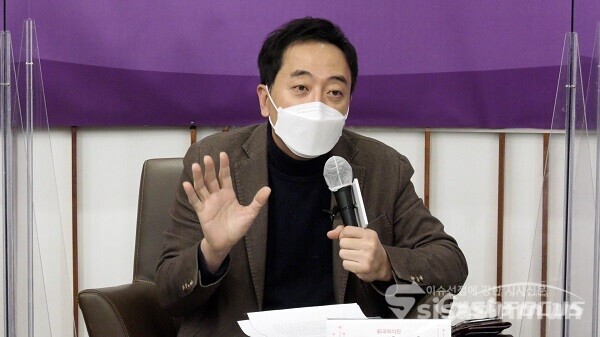 금태섭 전 국회의원이 11일 서울 여의도 하우스카페에서 공정개혁포럼이 개최한 '정권교체의 의미와 한국 민주주의의 미래' 세미나에서 발제하고 있다. 사진 / 권민구 기자