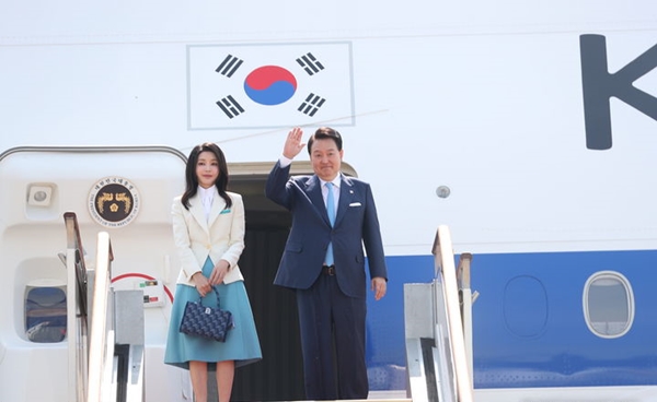 윤석열 대통령이 19일 오전 성남 서울공항에서 프랑스로 떠나기 전 대통령 전용기에 올라 손을 흔들고 있다. ⓒ뉴시스