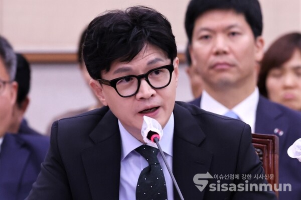 20일 한동훈 법무부 장관이 의원의 질의에 답하고 있다.(1)