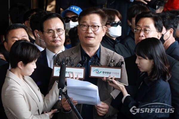 송영길 전 더불어민주당 대표가 검찰에 자진 출석 무산 후 자신의 입장을 밝히고 있는 모습. [사진 / 오훈 기자]
