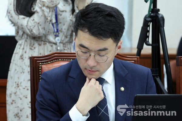 27일 김남국 의원이 자료를 살펴보고 있다.