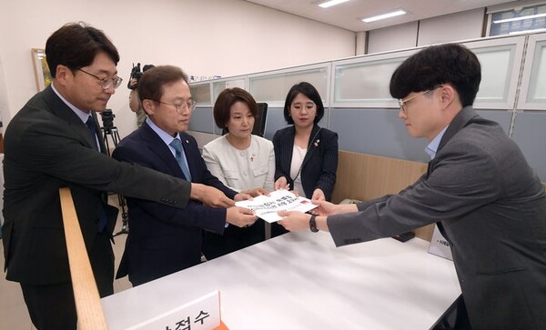 야 4당 의원들이 29일 서울 여의도 국회 의안과에서 이태원참사 특별법 신속처리안건 지정 요구서를 제출하고 있다. 왼쪽부터 강성희 진보당, 송기헌 더불어민주당, 이은주 정의당, 용혜인 기본소득당 의원. (공동취재사진)