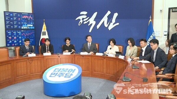 김은경 더불어민주당 혁신위원장을 비롯 이재명 대표, 새로 선임된 위원들이 20일 오전 서울 여의도 국회에서 열린 혁신기구 제1차 회의를 하고 있다. 사진 / 김경민 기자