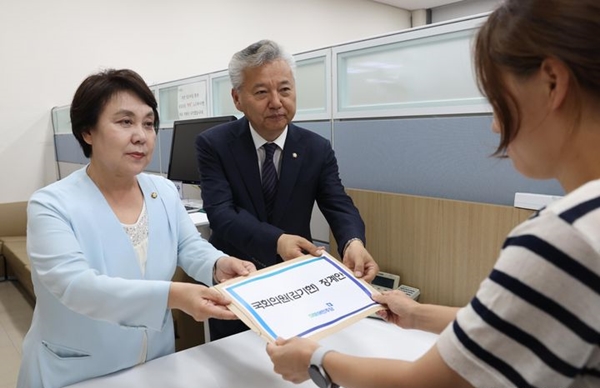 더불어민주당 정춘숙(왼쪽) 정책수석부대표, 홍성국 원내대변인이 4일 오전 서울 여의도 국회 의안과에 김기현 국민의힘 대표 징계안을 제출하고 있다. (공동취재사진)