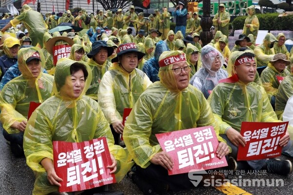 전국협동조합노동조합 조합원들이 상경투쟁 결의대회를 갖고 있다. [사진 / 오훈 기자]