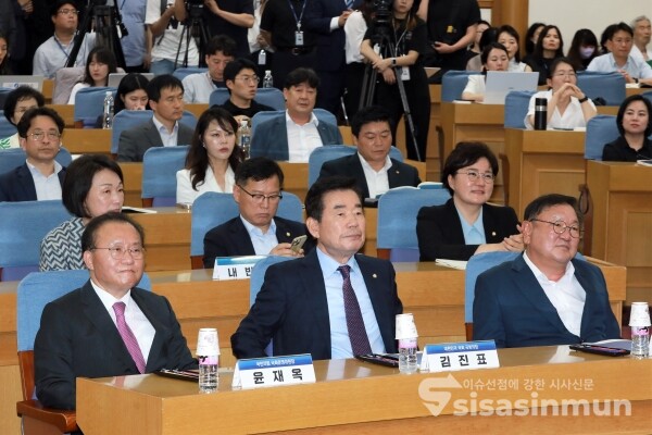 10일 김진표 국회의장을 비롯해 윤재옥 원내대표, 김태년 의원이 '의원입법에 대한 영향분석 도입 방안과 과제: 더 좋은 법률 만들기를 위한 공동세미나'에 참석했다. [사진 / 오훈 기자]