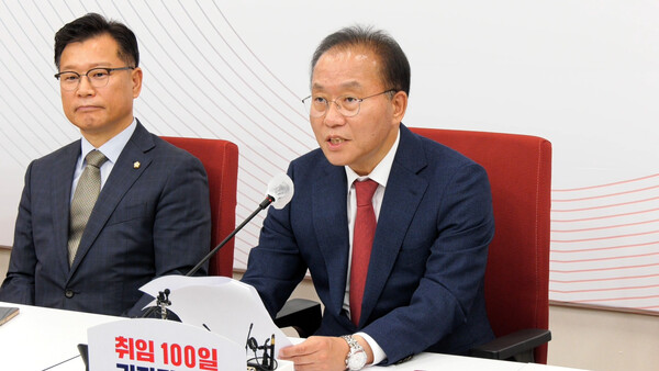 취임 100일을 맞이한 윤재옥 국민의힘 원내대표가 14일 국회에서 취임 100일 기자간담회를 열어 기자들의 질문에 답변하고 있다. [사진 / 이훈 기자]