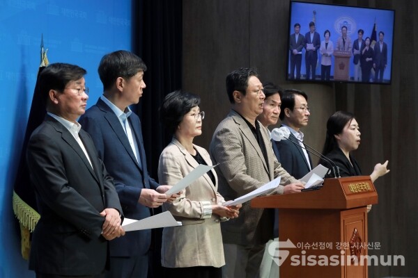 19일 더불어민주당 외교통일위원회 이용선 간사와 의원들이 기자회견을 하고 있다. [사진 / 오훈 기자]