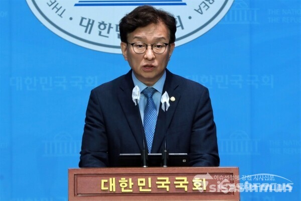 권칠승 민주당 의원이 브리핑을 하고 있다. [사진 / 오훈 기자]