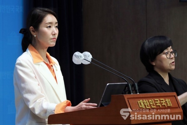 24일 강선우 대변인이 브리핑을 하고 있다. [사진 / 오훈 기자]
