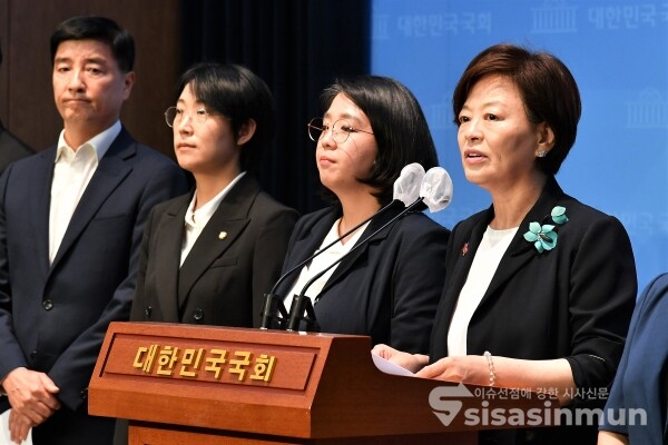 25일 진선미 TF 단장과 의원들이 기자회견을 하고 있다.