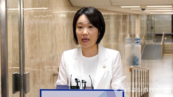 이소영 민주당 원내대변인이 27일 오전 국회에서 당 정책의원총회를 마친 뒤 백브리핑을 하고 있다. 사진 / 이훈 기자