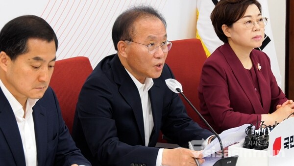 윤재옥 국민의힘 원내대표가 2일 국회에서 무량판 공법 부실시공 관련 기자간담회를 하고 있다. 사진 / 이훈 기자