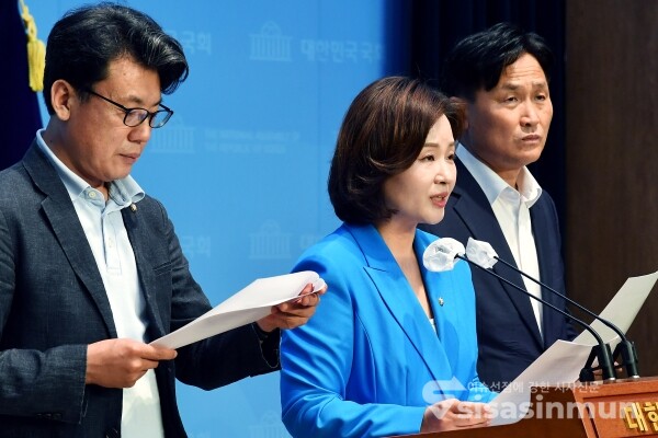 2일 민주당 이수진 의원과 환노위 위원들이 기자회견을 하고 있다.