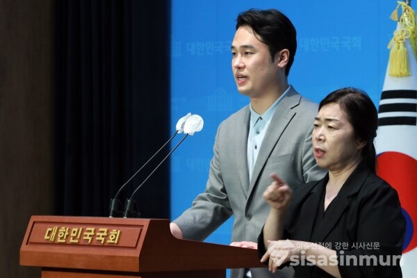 3일 문종형 상근부대변인이 논평을 하고 있다. [사진 / 오훈 기자]