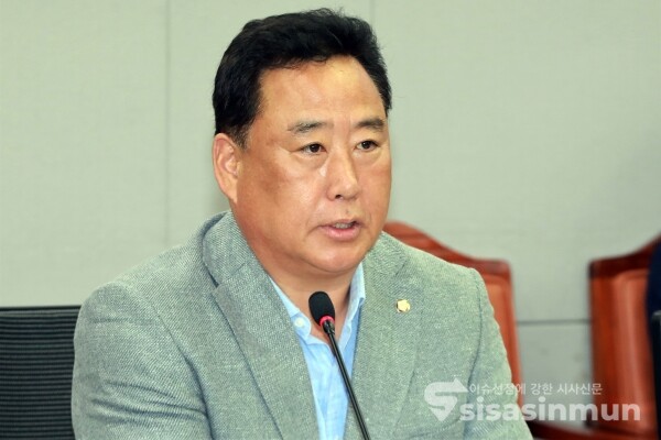 8일 어기구 의원이 개회사를 하고 있다. [사진 / 오훈 기자]