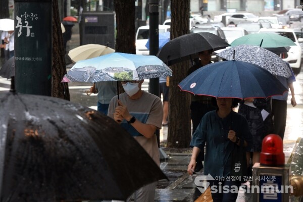10일 시민들이 우산을 쓰고 이동하고 있다. [사진 /오훈 기자]
