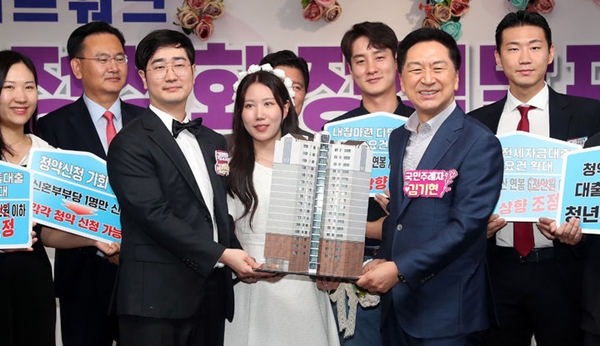 김기현 국민의힘 당 대표가 11일 오전 서울 여의도 국민의힘 당사에서 열린 '국민의힘 청년정책네트워크 결혼 페널티 정상화 정책 발표'에서 예비 신혼부부 등 참석자와 퍼포먼스를 하고 있다. ⓒ뉴시스