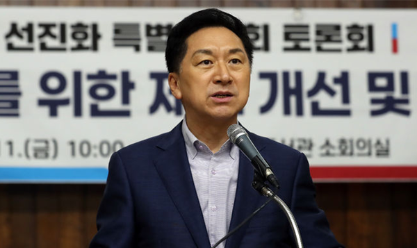 김기현 국민의힘 대표가 11일 오전 서울 여의도 국회도서관에서 열린 ‘시민단체 공익성 강화를 위한 제도 개선 및 지원방안 모색’ 토론회에서 모두 발언을 하고 있다. 사진 / ⓒ뉴시스