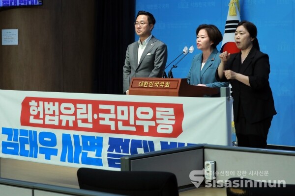 14일 박성준 의원과 정춘생 강서구청장 출마예정자가 기자회견을 하고 있다. [사진 / 오훈 기자]