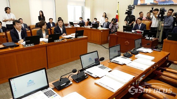 16일 오전 서울 여의도 국회에서 열린 행정안전위원회 전체회의에  여당 측에서 이만희 간사만 참석, 의사진행 발언을 마친 후 퇴장했으며 이상민 행정안전부 장관 등 주무부처 기관장들 불참으로 파행했다. 사진 / 김경민 기자