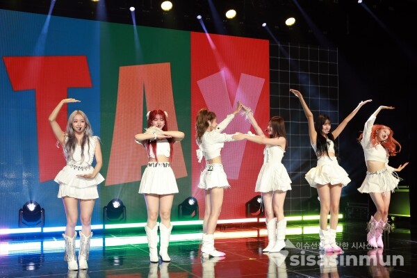 16일 그룹 스테이씨가 신곡무대를 선보이고 있다. [사진 /오훈 기자]