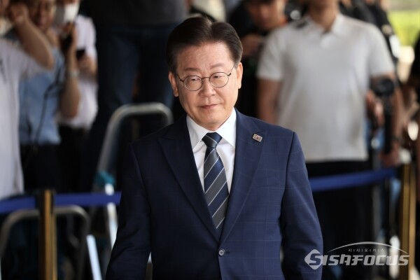 이재명 더불어민주당 대표가 17일 오전 서울 서초구 서울중앙지검에 백현동 특혜 의혹 관련해 출석하고 있다. 사진 / 오훈 기자