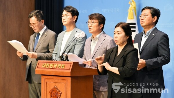 17일 소병철 의원, 김승원 의원, 박용진 의원, 김의겸 의원이 기자회견을 하고 있다. [사진 /오훈 기자]