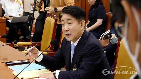 이동관 방송통신위원장 후보자가 18일 오전 서울 여의도 국회 과학기술정보방송통신위원회에서 열린 인사청문회에서 의원들의 질의에 답하고 있다. 사진 / 김경민 기자