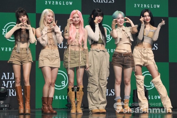 18일 걸그룹 에버글로우가 포토타임을 가지고 있다. [사진 /오훈 기자]
