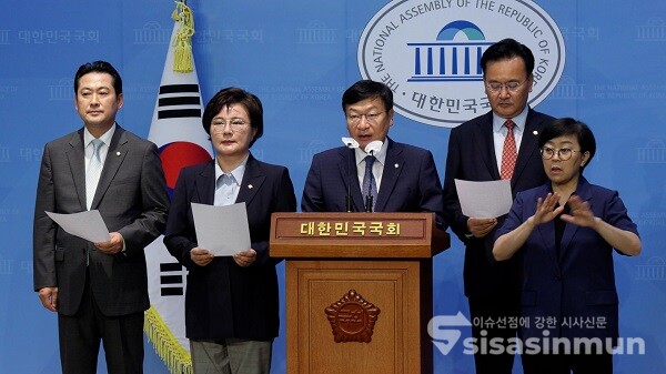 국민의힘 법사위 소속 위원들이 21일 오후 서울 여의도 국회 소통관에서 기자회견을 열고 이날 오전 법사위에서 더불어민주당 김의겸 의원이 언급한 해병대 수사기록에 대해 유출 경위와 유출자 수사를 촉구하고 있다.사진 / 김경민 기자