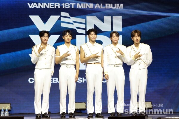 21일 그룹 배너가 포토타임을 가지고 있다. [사진 /오훈 기자]